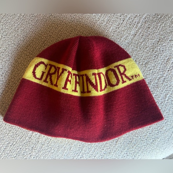 EUC Universal Studios Gryffindor Harry Potter Red Gold Cap Reversible Beanie - Picture 2 of 4